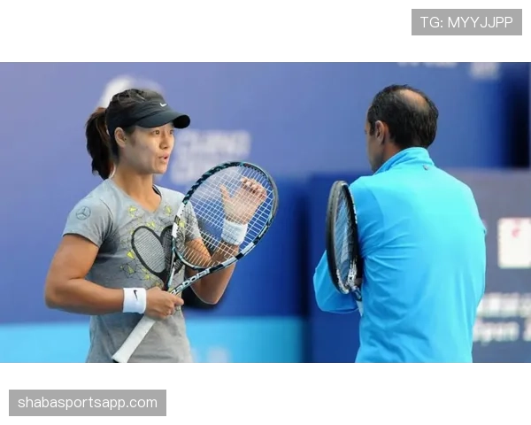 李娜那双手不知道抹了多少汗，教练都看傻了这自律模式太魔幻了吧