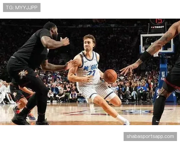 瓦格纳利用无球跑动拉开空间，提升球队三分效率明显