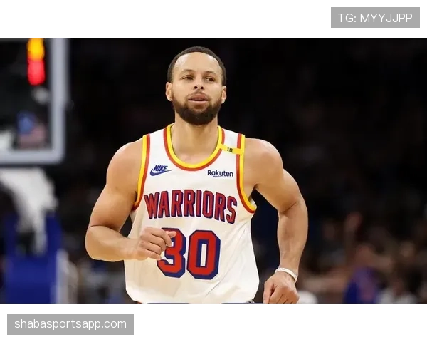 罗伯特森拿球单打拉开空间对比库里更偏组织型