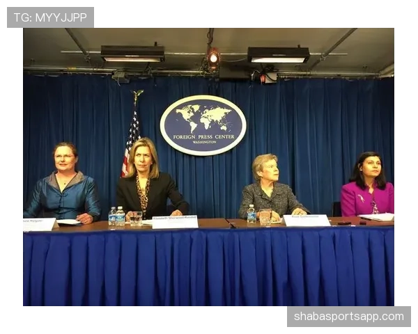 第四官员在比赛中具体承担哪些规则执行与替补管理职责？