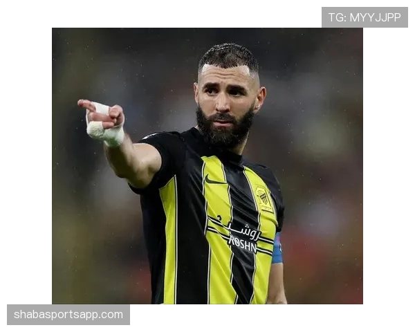 本泽马撕开防线抢点持续威胁，较上季更偏组织