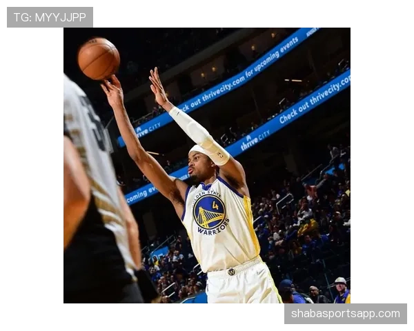 斯蒂芬·卡斯尔无球跑位拉开空间比肩库里外线威胁